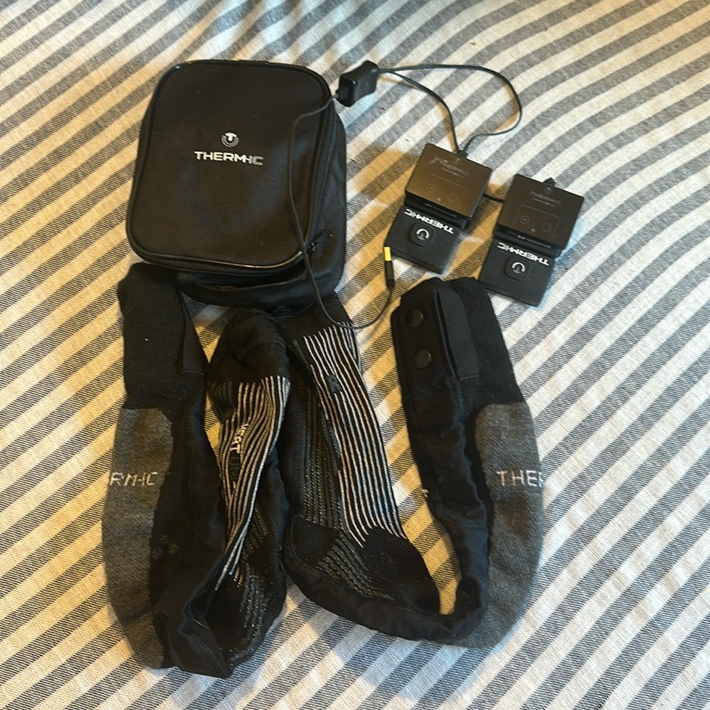 Black uni-sex heated socks- worn once 
Download free app and control heat